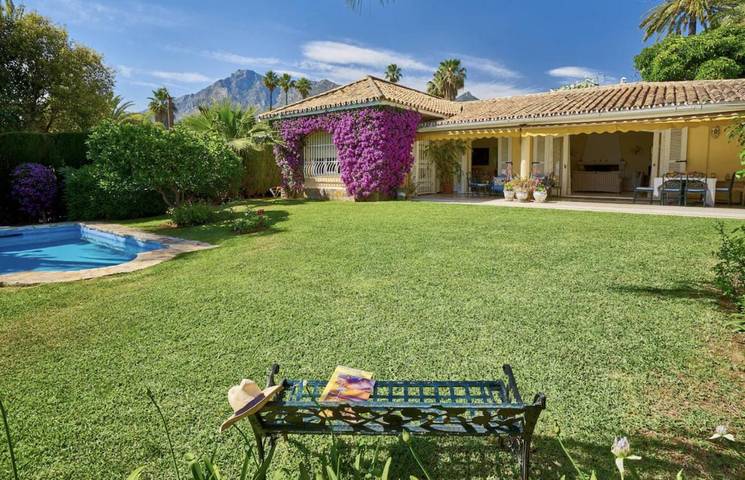 Bungalow para 6 personas, con jardín además de terraza y piscina en Marbella