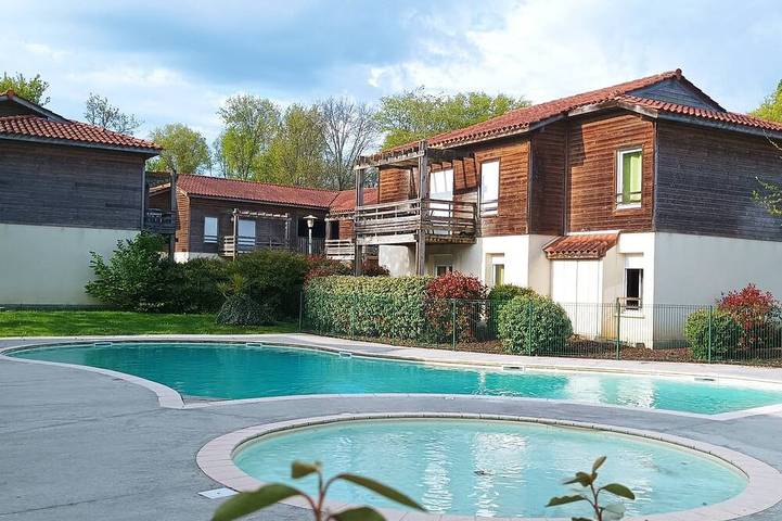 Location de vacances pour 4 personnes, avec balcon ainsi que jardin et piscine à Aureilhan