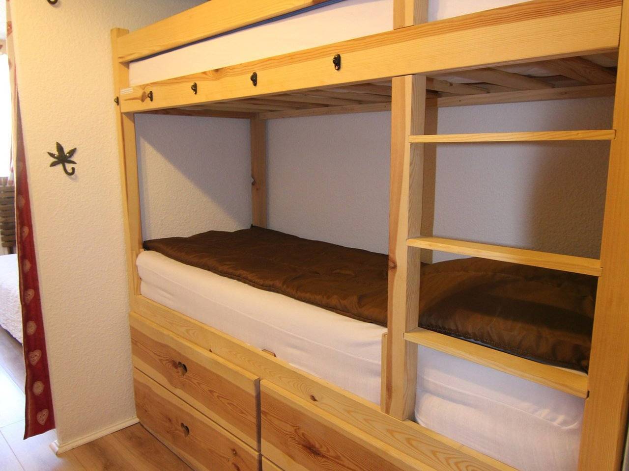 Entire apartment, Cozy Apartment for 4/5 with Balcony near Ski Lifts, Shops & Ski School - Alpe d'Huez in Huez, Écrins National Park