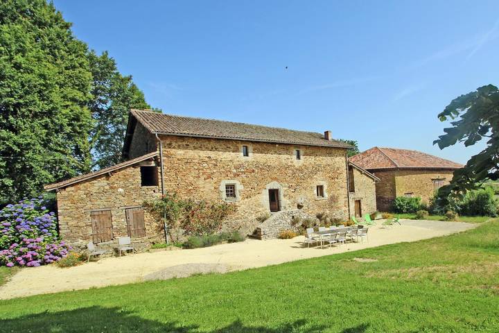 Gîte pour 10 personnes, avec terrasse ainsi que jardin et piscine