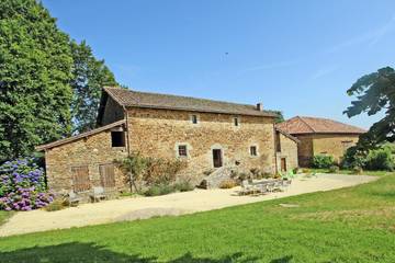 Gîte pour 10 personnes, avec terrasse ainsi que piscine et jardin à Champagnac-la-Rivière