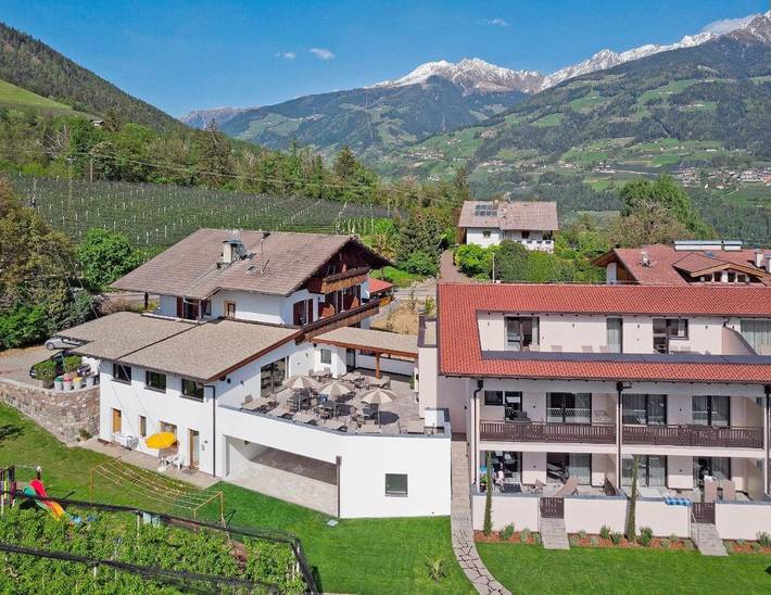 BnB für 2 Personen, mit Balkon und Terrasse sowie Whirlpool und Garten im Dorf Tirol