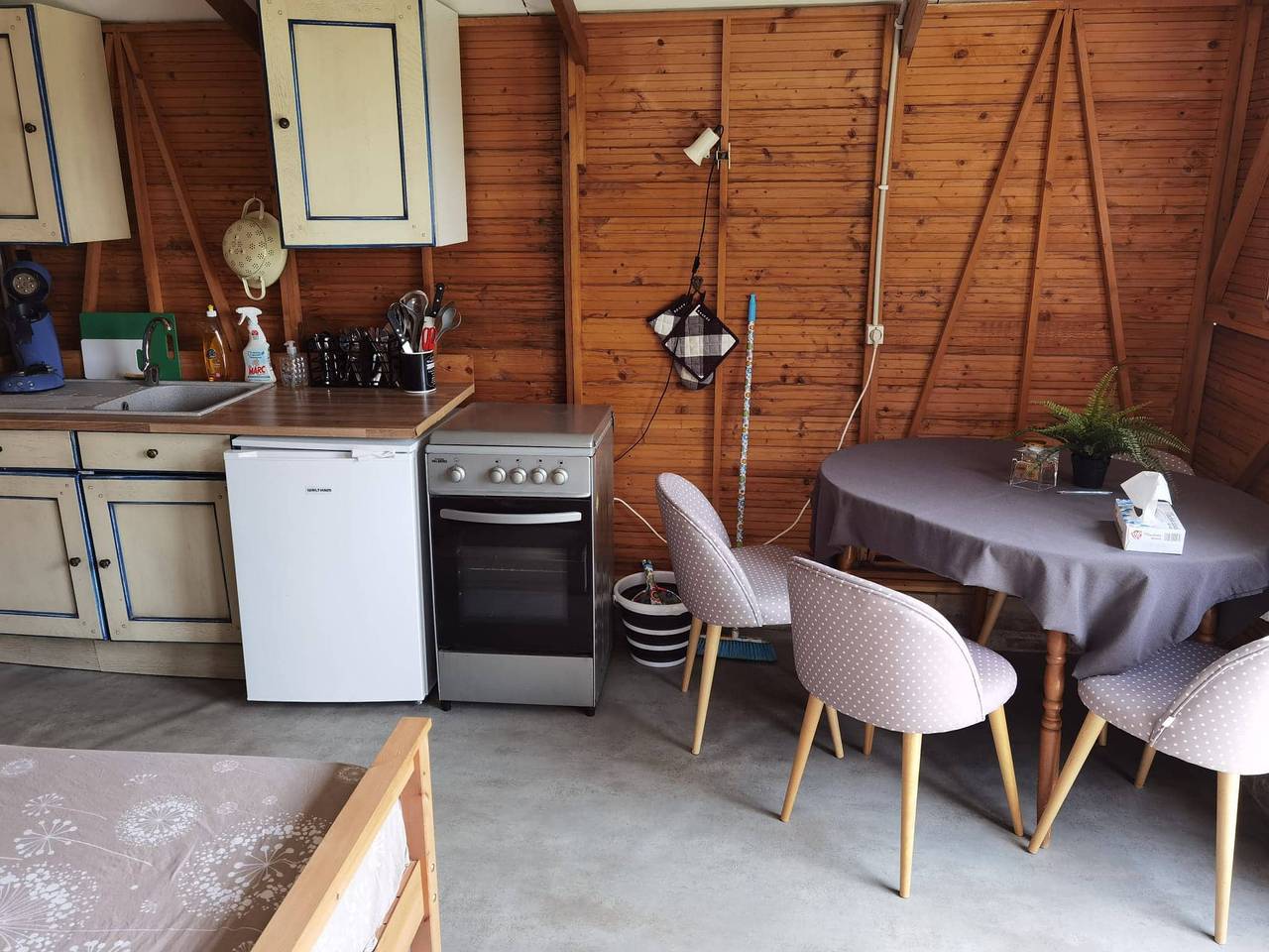 Entire holiday apartment, Tiny Home 'À L'étang' with Lake View, Shared Pool and Private Terrace in Champsac, Périgord-Limousin Regional Nature Park