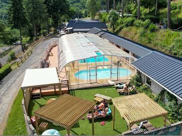 Mobil home pour 4 personnes, avec piscine ainsi que sauna et bassin pour enfant à Neuvéglise
