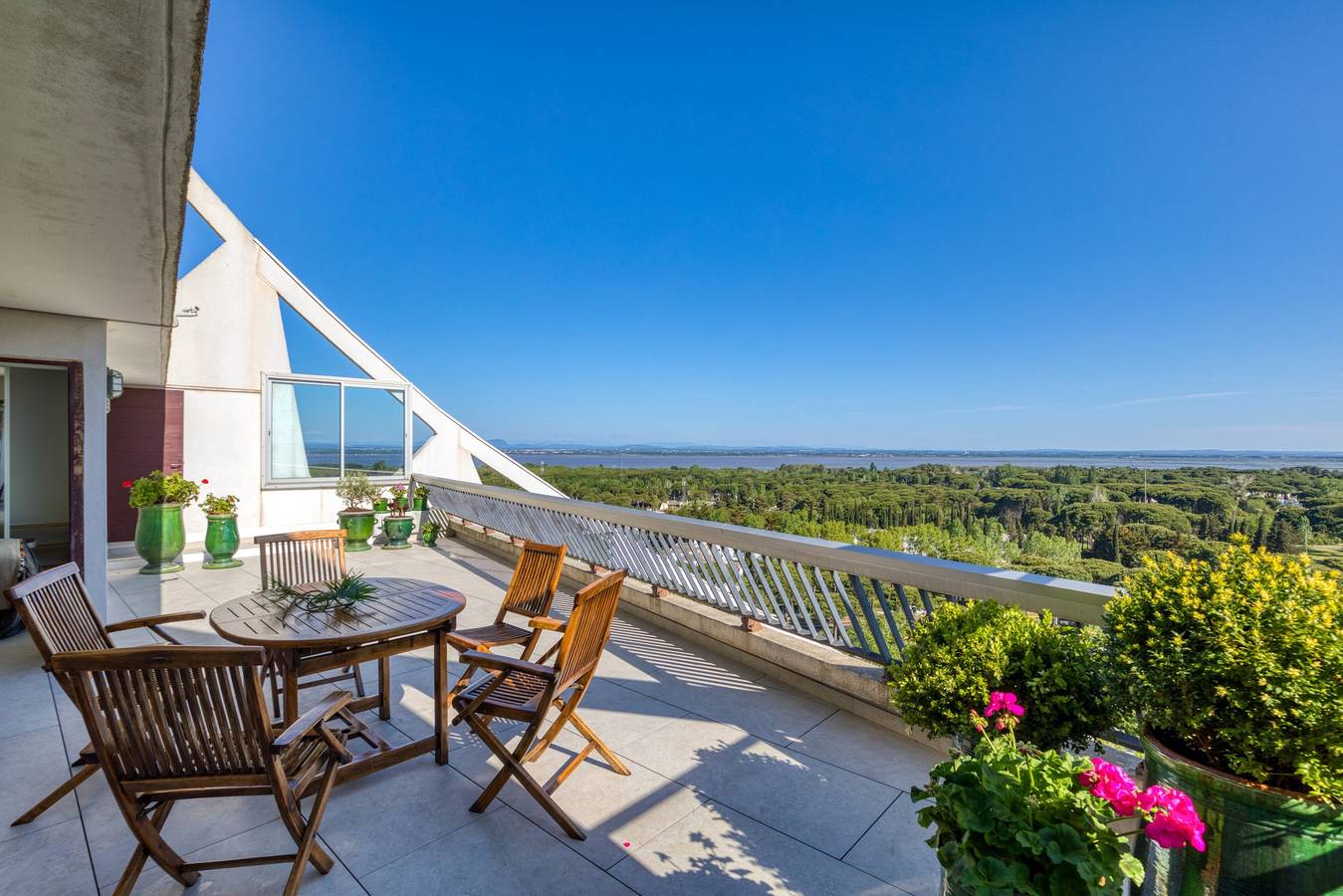 Entire apartment, Apartment “Le Panoramique at the Grande Pyramide”: Sea View, Private Terrace, Wi-Fi in La Grande-Motte, Côte d'Améthyste