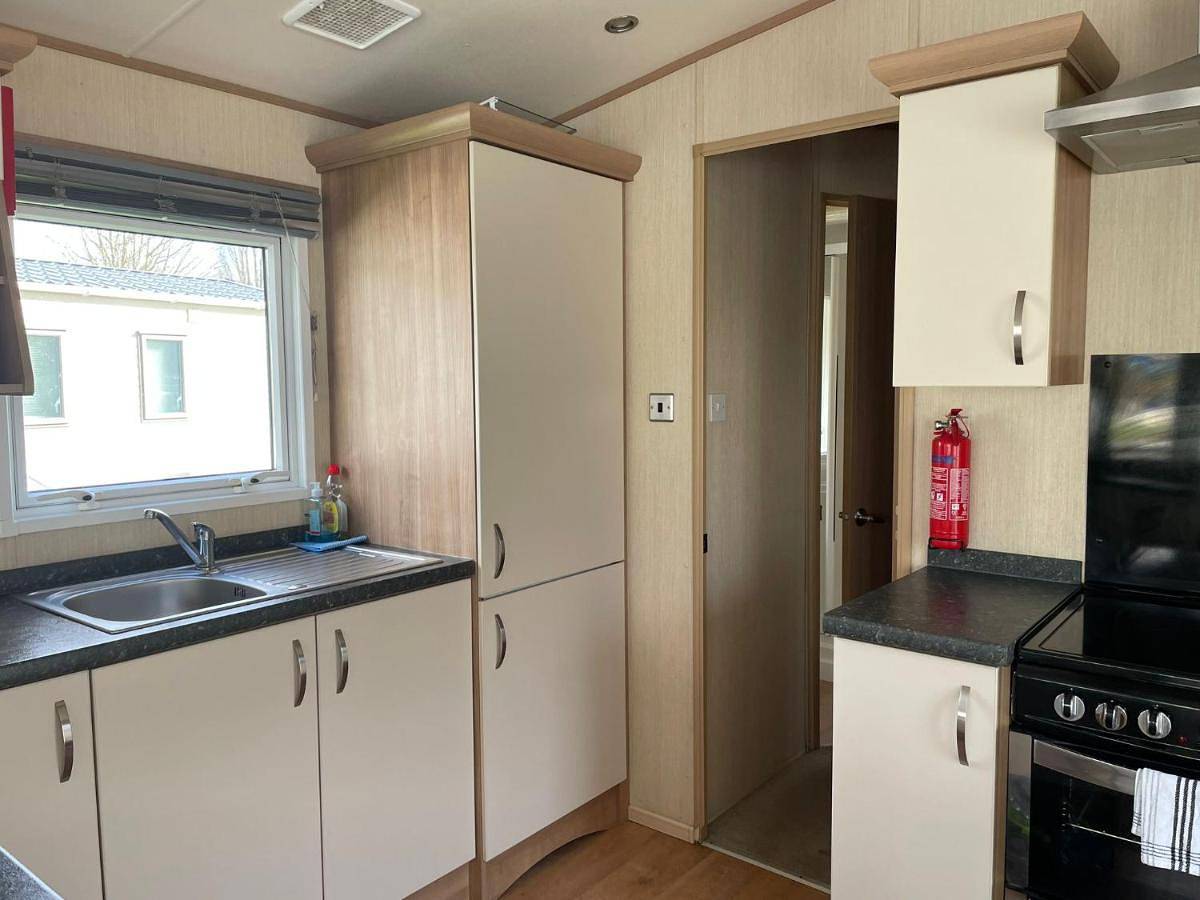 Lake Front 3 Bed Caravan in South Cerney in Gloucestershire