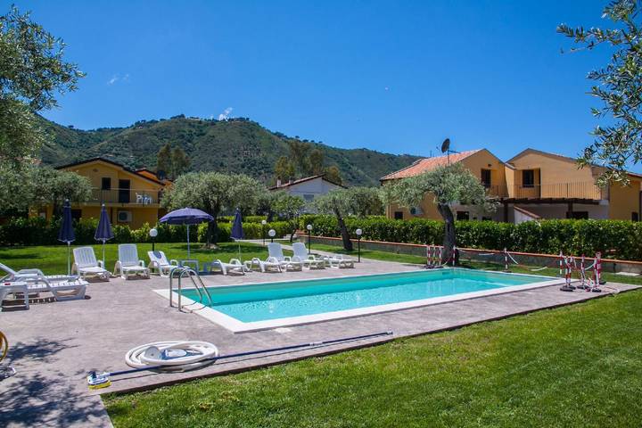 Appartamento per 4 persone, con giardino e piscina nonché terrazza in Mazzaforno