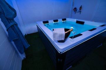Villa pour 6 personnes, avec jardin ainsi que jacuzzi et piscine, adapté aux familles à Polignano a Mare