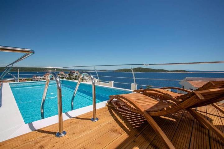 Villa pour 8 personnes, avec piscine ainsi que vue et jardin, animaux acceptés à Sevid