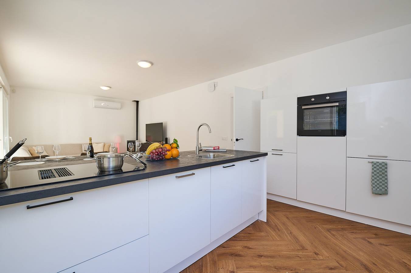 Belsol in Aiguaviva Parc, Vidreras