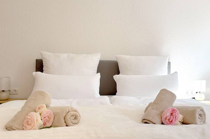 Ganze Wohnung, Stilvolle Ferienwohnung mit moderner Küche & Komfortbad in Bad Königshofen i.Grabfeld, Rhön-Bayern