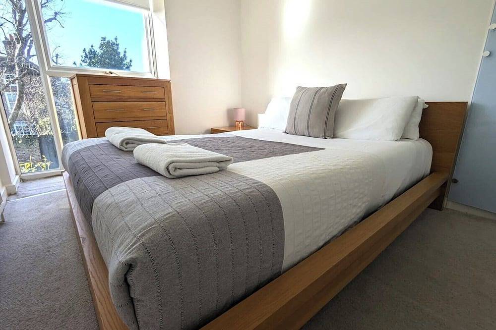 Entire apartment, Chichester City Centre Apartment, Sleeps 4, family friendly. in Chichester, West Sussex