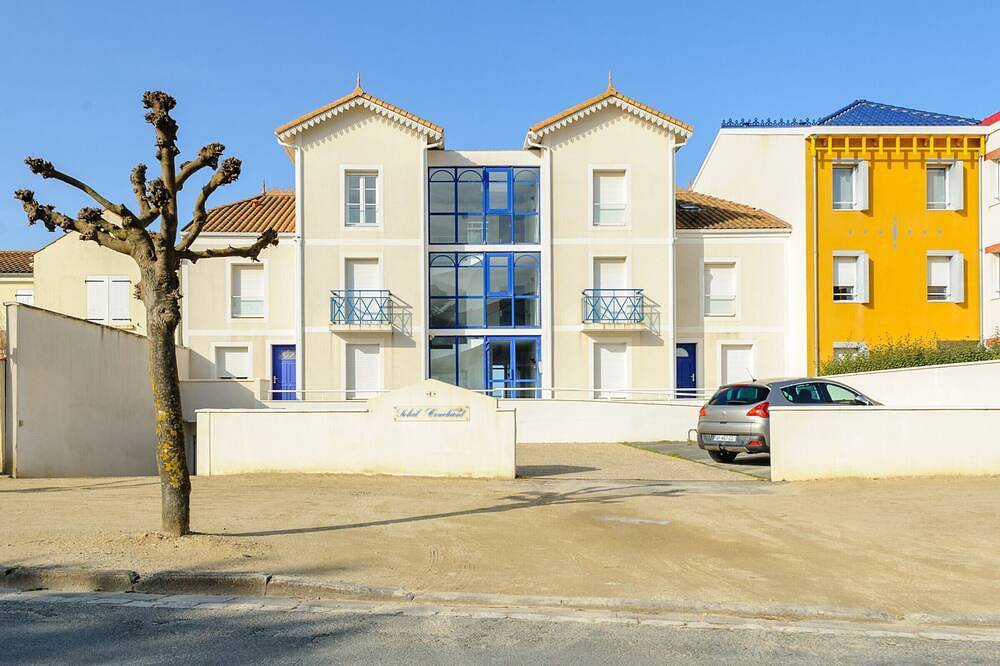 Entire apartment, Seaside studio for 2 in Châtelaillon-Plage with parking in Châtelaillon-Plage, La Rochelle region