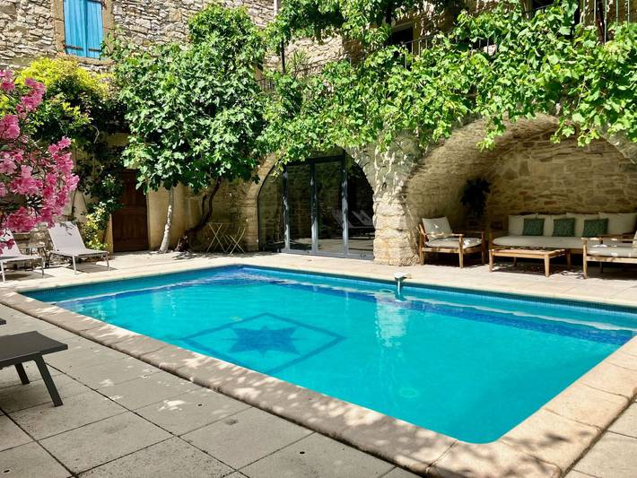 Location de vacances pour 18 personnes, avec terrasse et piscine à Saint-Jean-de-Ceyrargues