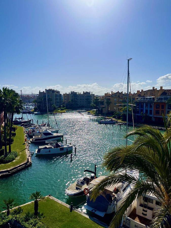 Apartamento para 4 personas, con piscina además de balcón y vistas en Sotogrande