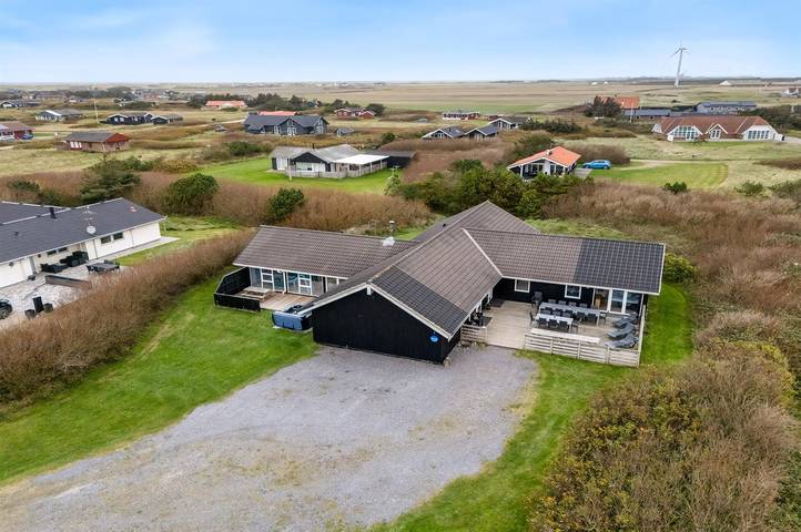 Ferieudlejning for 24 personer, med terrasse og jacuzzi samt sauna i Harboøre