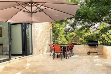 Gîte pour 10 personnes, avec balcon ainsi que piscine et jardin à Assier