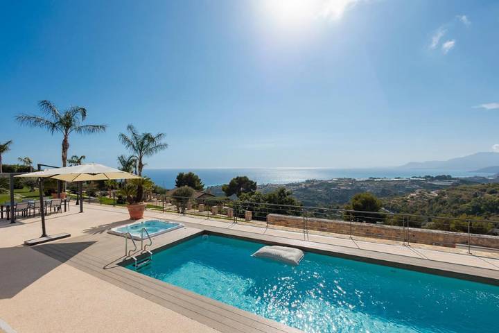 Villa pour 8 personnes, avec jardin ainsi que vue et piscine, animaux acceptés