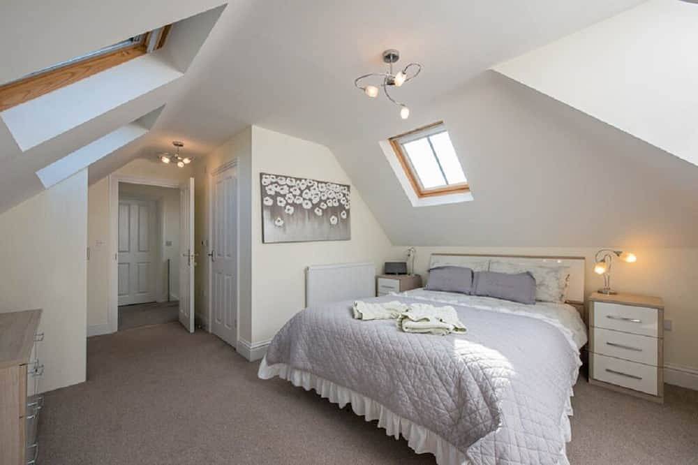 New Forest cottage, sleeps up to 10. Looks directly on to the Forest in Brockenhurst, Hampshire