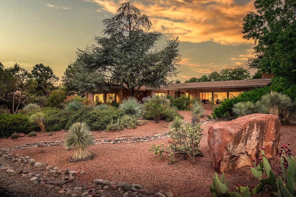 Sedona Serene Retreat, Amazing Views & Hot Tub! Walk to Hiking Trails! in Sedona, Oak Creek Canyon