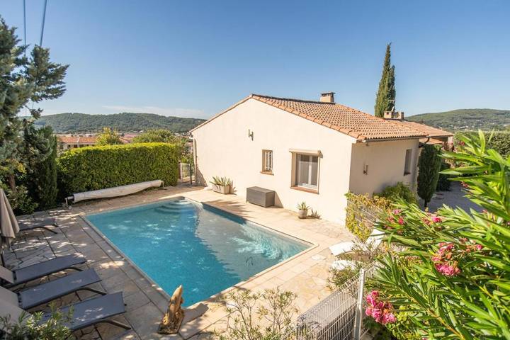 Maison de vacances pour 8 personnes, avec piscine ainsi que jardin et vue, animaux acceptés à Draguignan