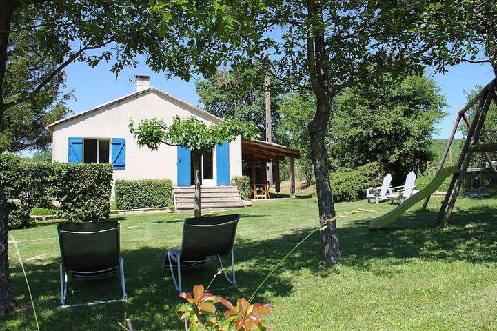 Location de vacances pour 6 personnes, avec Terrasse ainsi que Jardin et Piscine à Banon