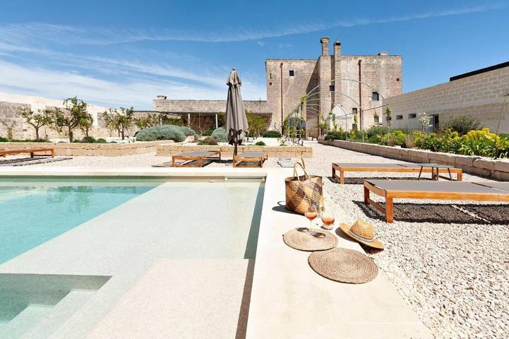 Villa per 16 persone, con panorama e piscina nonché giardino e balcone in Salice Salentino