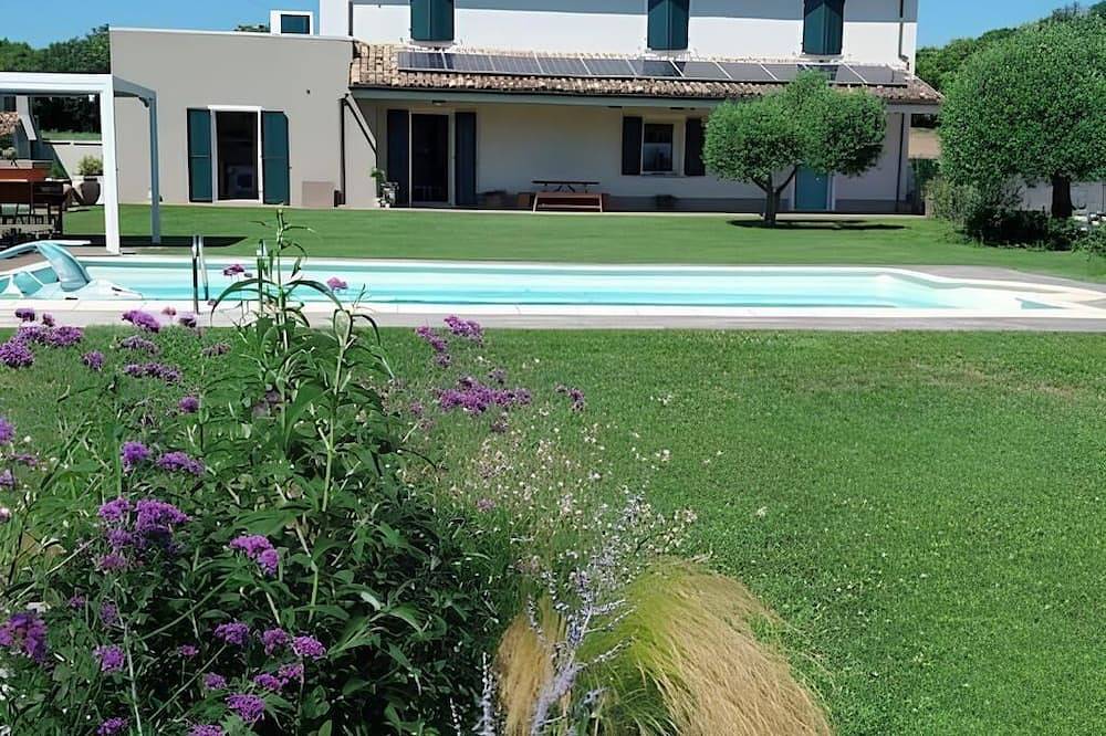 Villa with pool in the Pesaresi countryside a few kilometers from the sea in Pesaro, Valle del Metauro