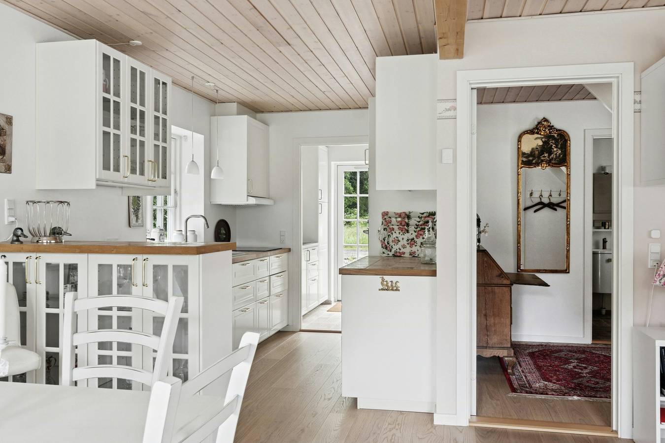 Guest house by lake and forest in Swedish Baltic Sea