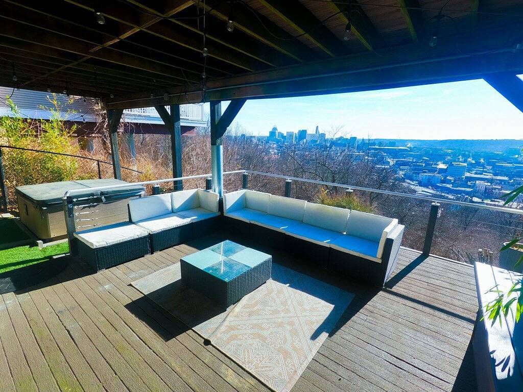 3 Decks W/City Views, Hot Tub, Theater Rm, Garage in Cincinnati, Hamilton County (OH)