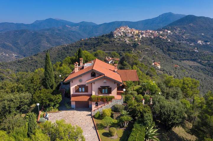Location de vacances pour 8 personnes, avec Terrasse et Jardin à Perinaldo