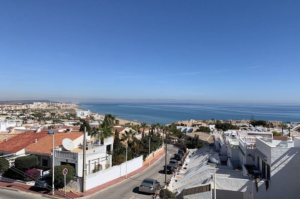 Belle maison très bien située, vue sur mer à 400 m de la plage, quartier calme. in Las Calas, Torrevieja
