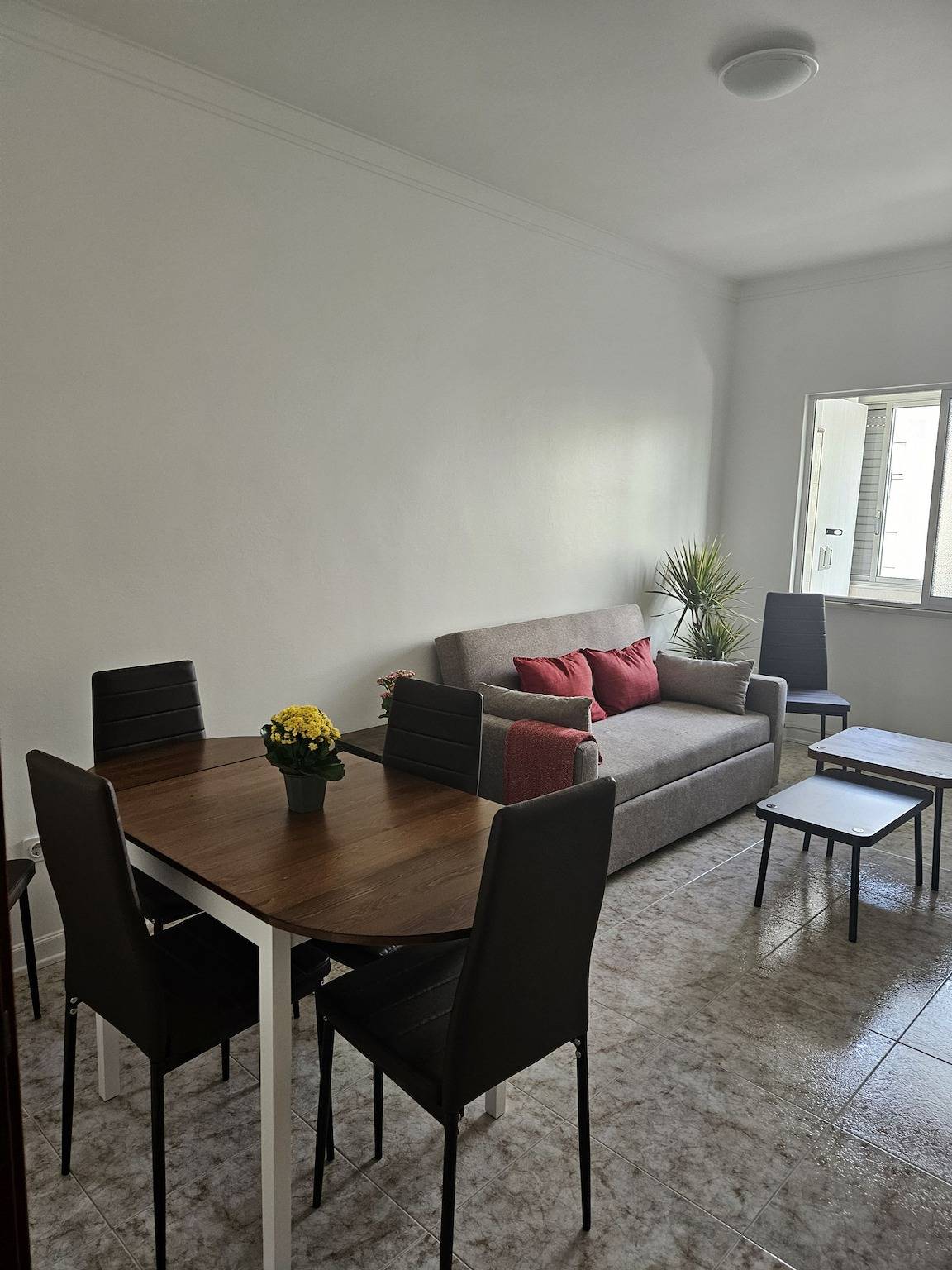 Ganze Wohnung, Ferienwohnung für 6 Personen mit Garten in Almada, Halbinsel von Setúbal