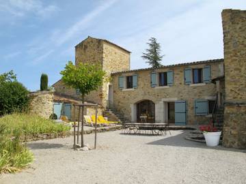 Gîte pour 12 personnes, avec terrasse ainsi que vue et jardin à Saint-Maime
