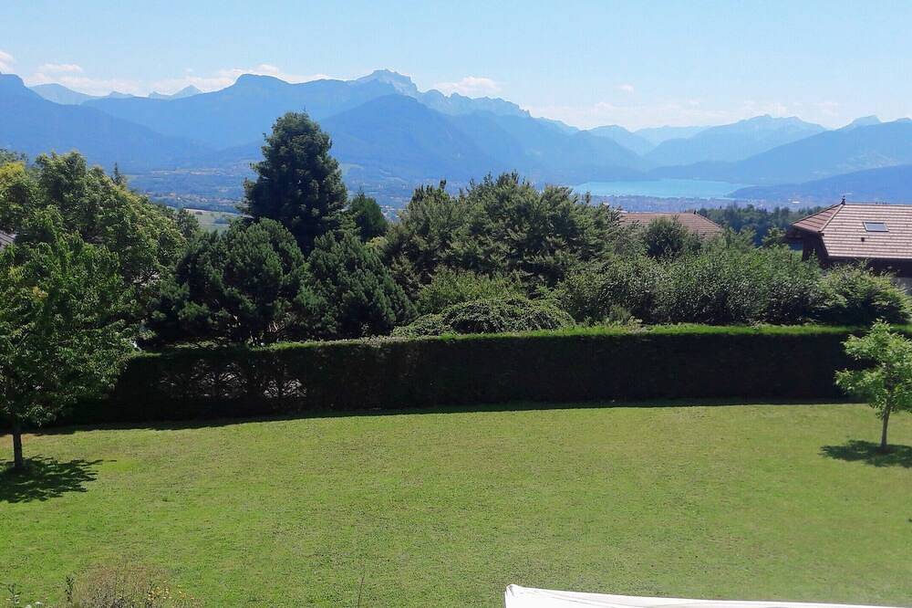 Maison de famille, vue lac et montagnes, grand jardin calme in Pringy, Annecy (commune)