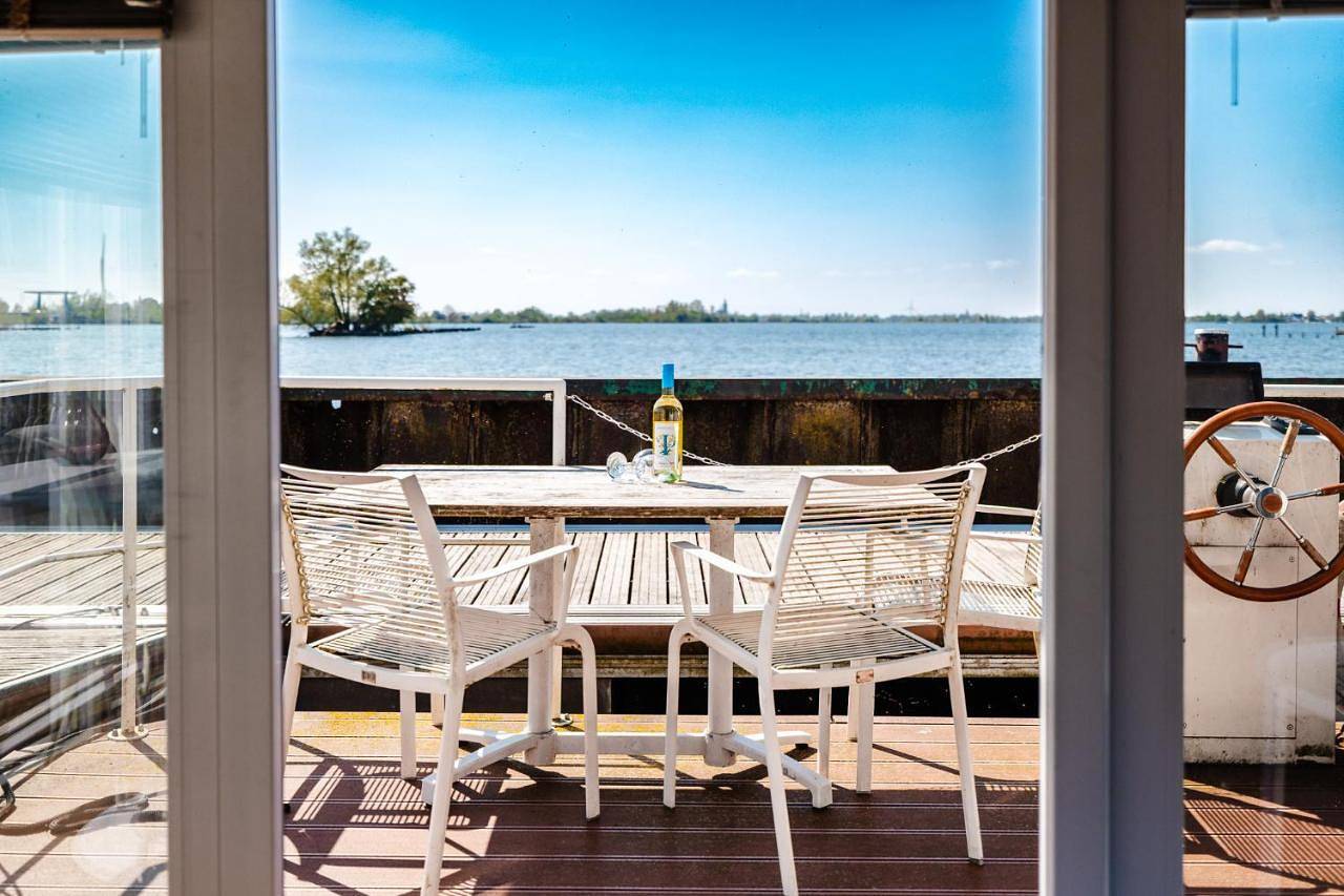 Floating Holiday Home - 15 mins to Ams in Vinkeveen, Groene Hart