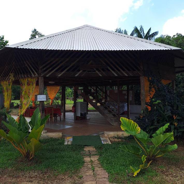 Gîte pour 14 personnes, avec terrasse ainsi que vue et jardin à Roura