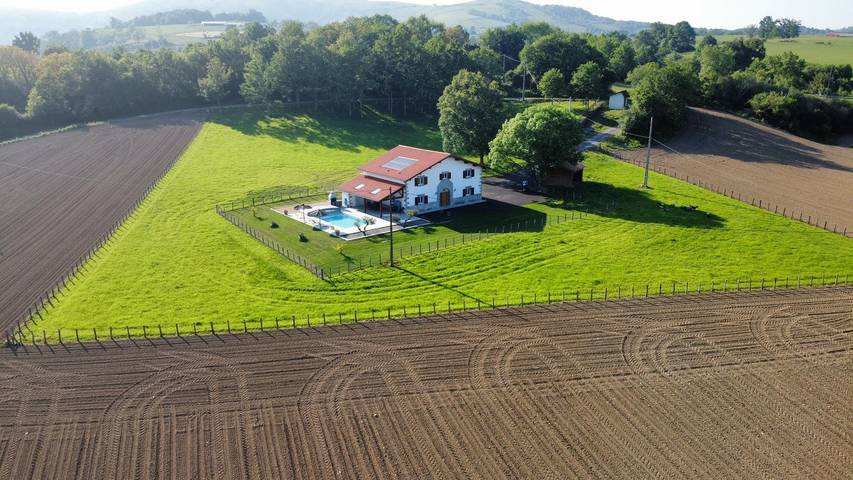 Gîte pour 12 personnes, avec piscine et jardin à Juxue - 2