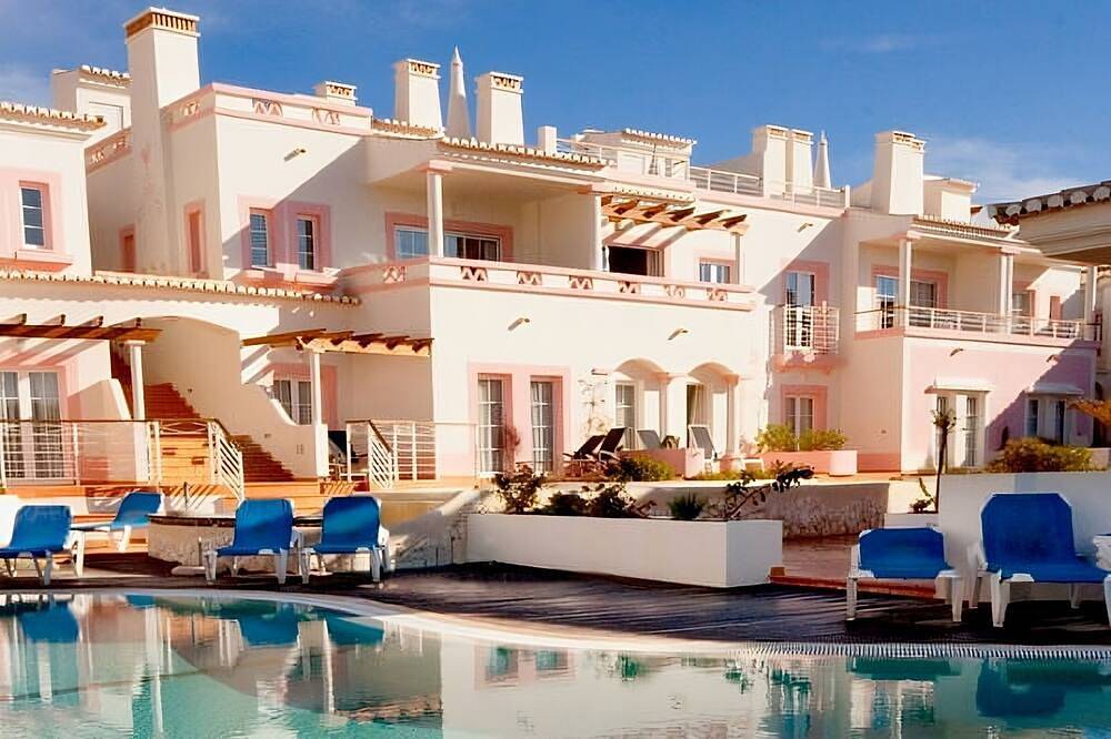 Luxuriöses 3-Bett-Anwesen, eines der wenigen mit freiem Zugang zum Pool und einzigartiger Dachterrasse in Budens, Faro Distrikt