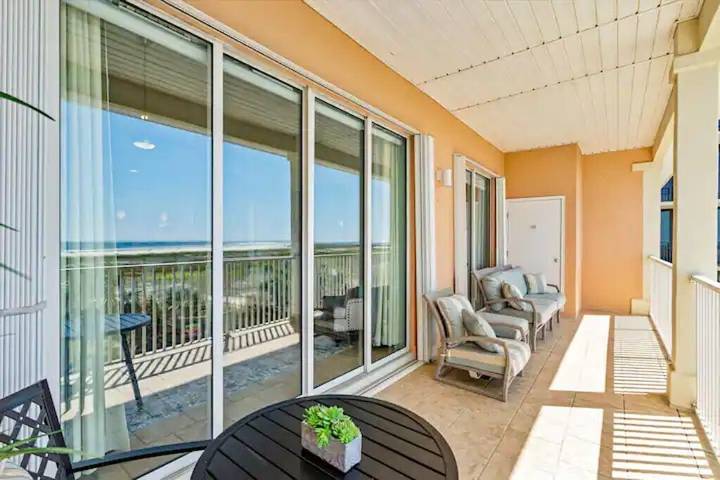 Vacation rental for 8 people, with balcony and yard as well as pool in Dauphin Island