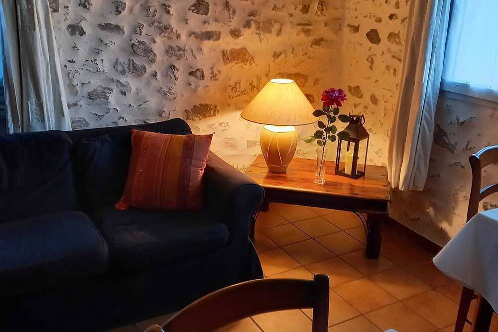 A spacious, bright room with access to the swimming pool in season in Forcalquier region