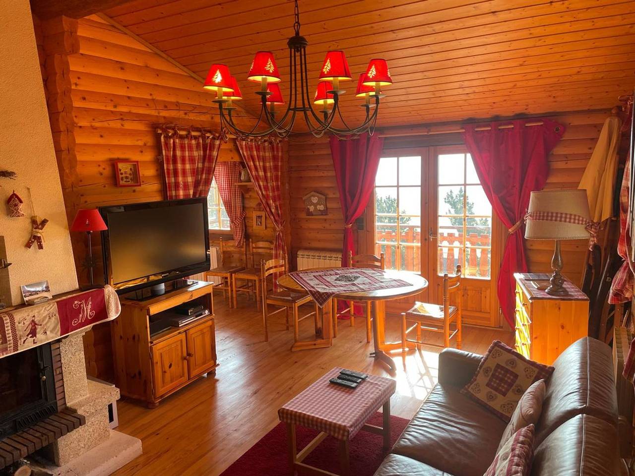 Cozy chalet with fireplace and garage in Les Angles in Les Angles, Parc naturel régional des Pyrénées catalanes