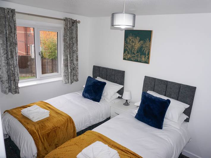 Biz & Fam Sleeps 7 Wigan w/ Parking, Self-Check-in in Wigan, Grand Manchester