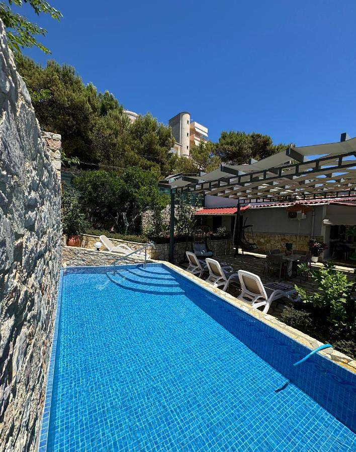 Casa vacanza per 9 persone, con Balcone e Terrazza nonché Giardino e Piscina a Saranda