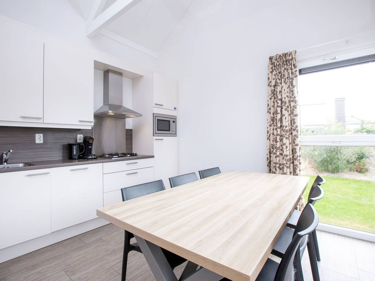 Detached, single-storey holiday home just steps from the sea in Ouddorp, Goeree-Overflakkee