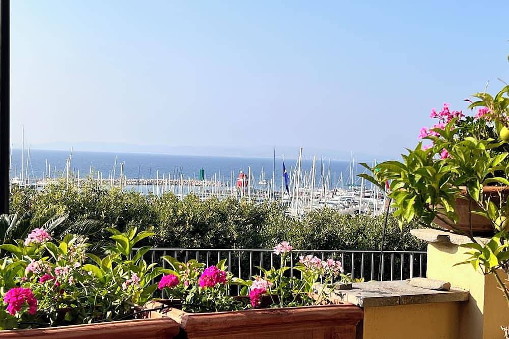 Entire apartment, Beautiful 1 bed apartment, sleep 4, 3 min to beach on foot, garage A/C and lift. in Castiglione della Pescaia, Grosseto Province