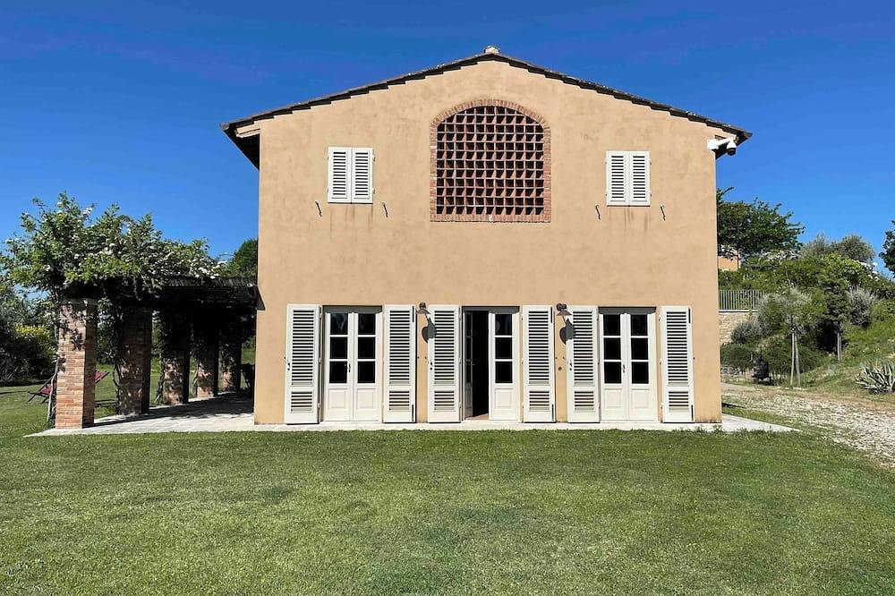 Villa in Palaia with stunning views and unique setting, 3 bedrooms (sleep 6) in Palaia, Pisa Provinz