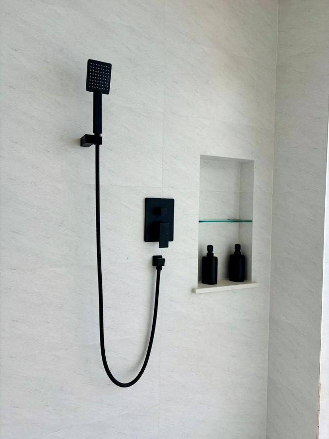 Gîte pour 4 personnes, avec piscine ainsi que jardin et vue dans Takamaka - 3