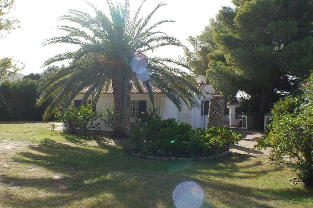 30 meters from the sea. 2 bedrooms, 2 bathrooms. Bbq. Wifi. Discounted ship tickets. in Cala Cipolla, Teulada