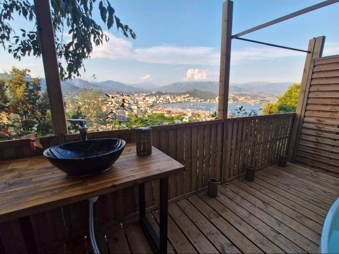 Ajaccio, Dormir sous les étoiles, cabanon à toit ouvrant, vue mer et montagne in Ajaccio, Golfe D'Ajaccio